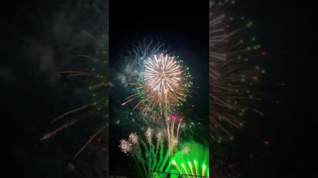 Feel like gonna fall on me😱🥰 #hanabi #fireworks #shorts